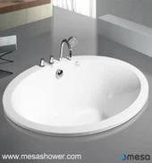 Alcove pudota kiiltävässä pinta-ovaalisessa akryylimuovisessa kylpyammeessa